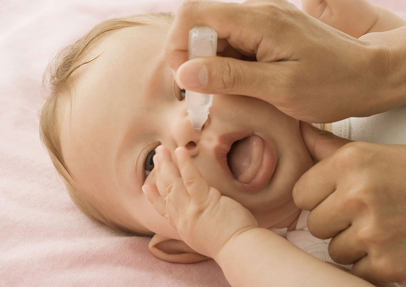 Nhỏ nước mũi sinh lý giúp trẻ không bị khô mũi